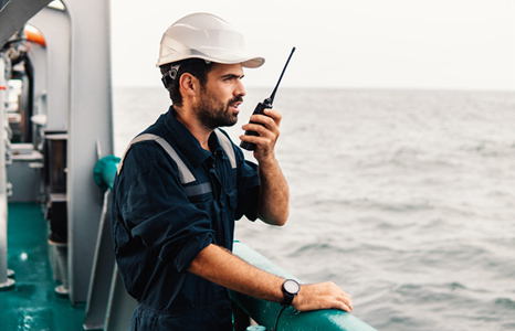 ¿Qué tipo de walkie-talkie es adecuado para la comunicación marítima?
