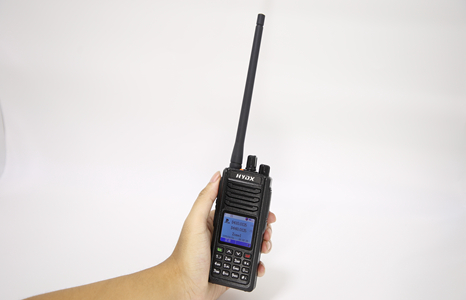 ¿Cuáles son las especialidades de los walkie-talkies de modo dual y banda dual?