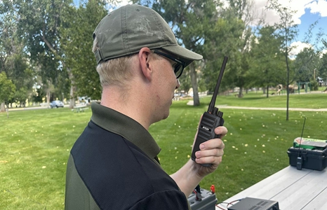 Entusiasta de la radioafición se conecta en el Parque Estatal Hot Springs